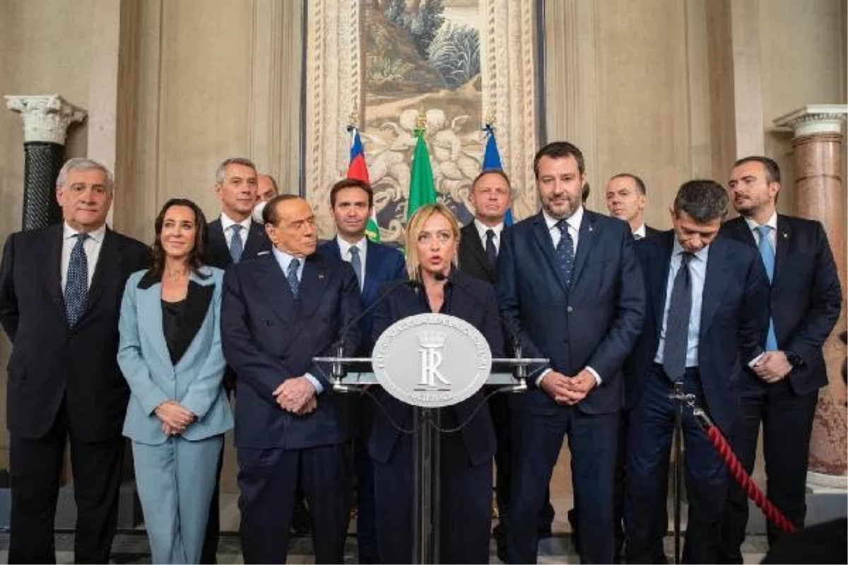 Meloni, İtalya\'nın ilk kadın Başbakanı olmak için hükümeti kurma görevini aldı