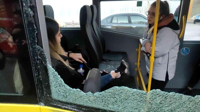 Otobüs camı yüzünde patladı! Şoka giren genç kız oturduğu yerden kalkamadı Otobüs camı yüzünde patladı! Şoka giren genç kız oturduğu yerden kalkamadı