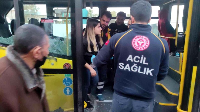 Otobüs camı yüzünde patladı! Şoka giren genç kız oturduğu yerden kalkamadı Otobüs camı yüzünde patladı! Şoka giren genç kız oturduğu yerden kalkamadı