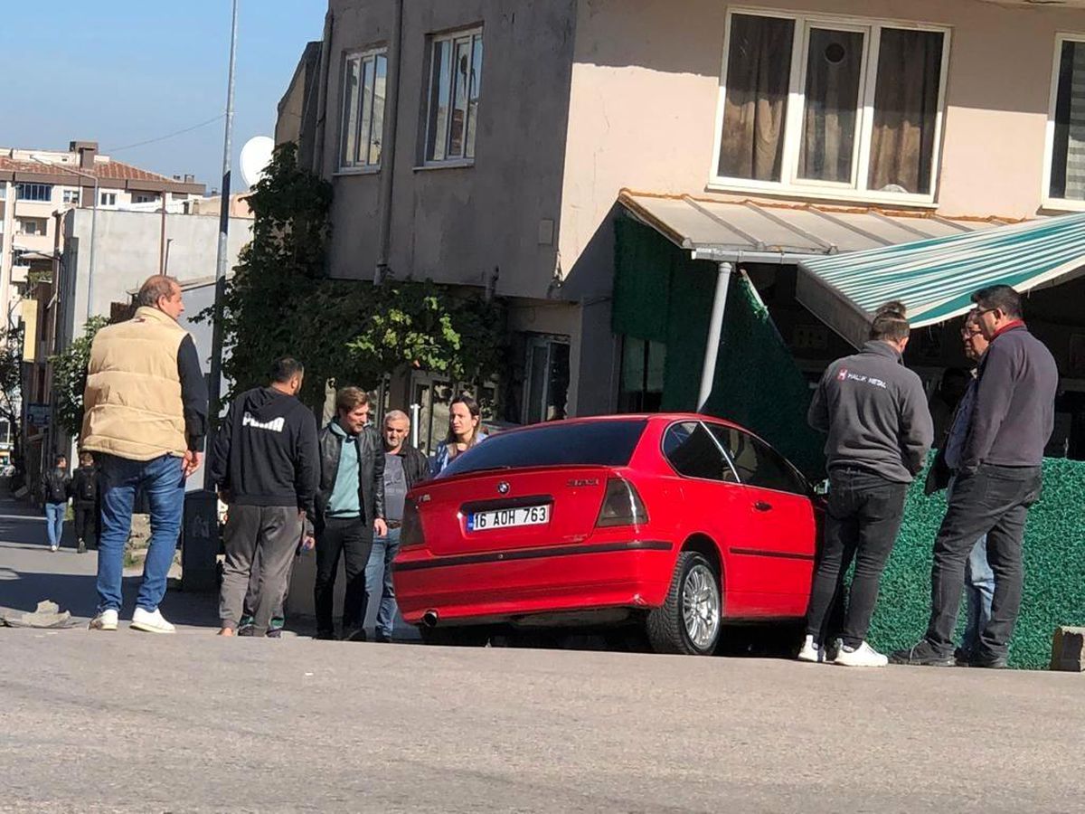 Otomobil kahveye daldı