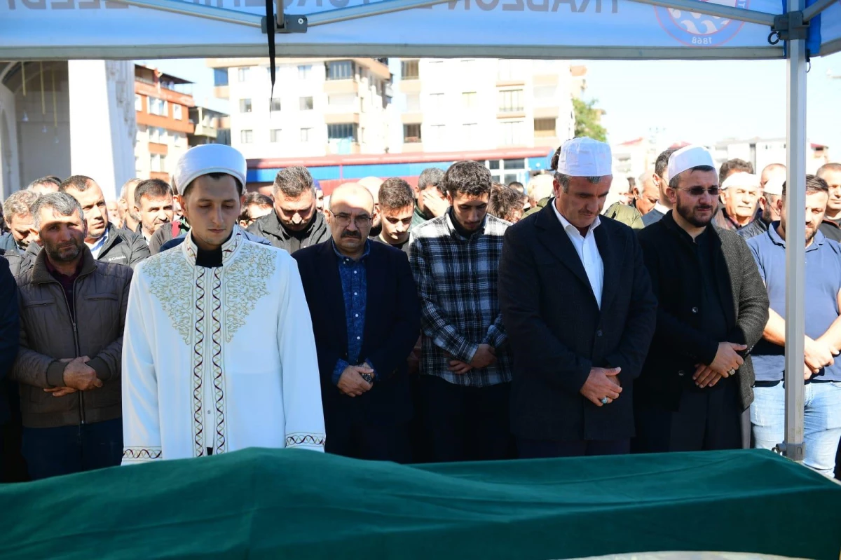 Son dakika haberleri | Trabzon\'da vefat eden lise müdürünün cenaze namazını hafız oğlu kıldırdı