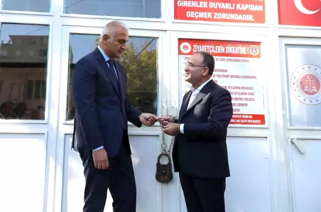 Diyarbakır politika haberleri: Adalet Bakanı Bozdağ, Diyarbakır Cezaevi'ne kilit vurdu