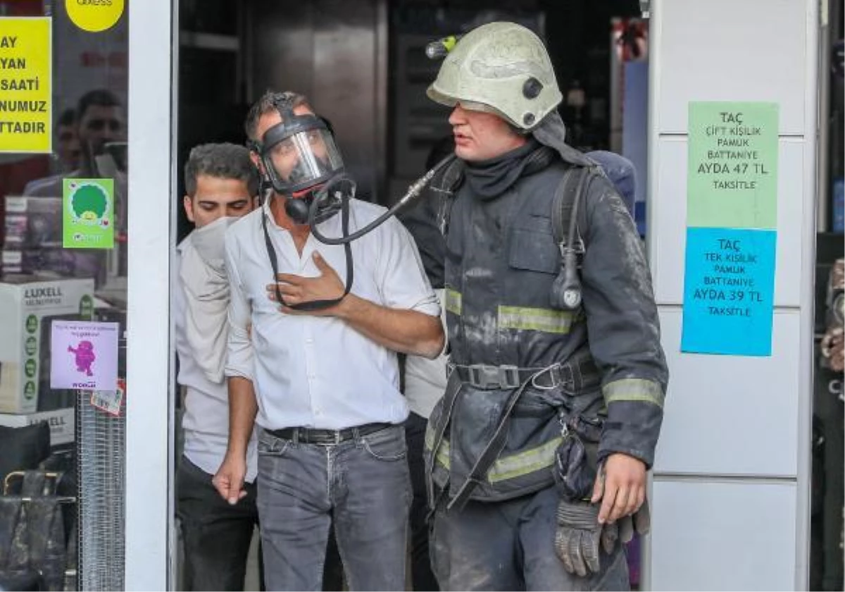 Son dakika gündem: Antalya\'da AVM\'de yangın; itfaiye eri, solunum cihazı maskesini çalışana verdi
