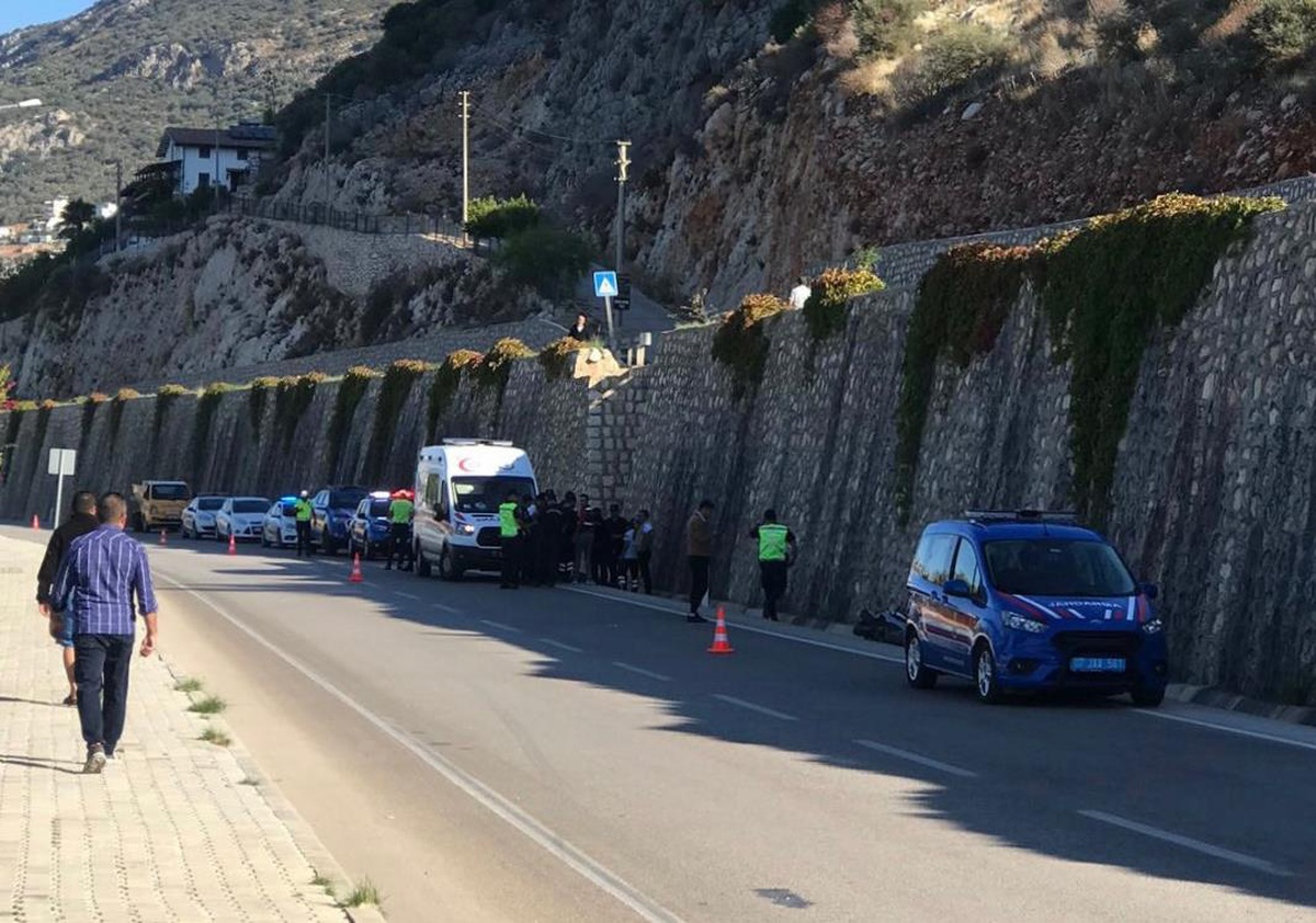 Son dakika haberi: Antalya\'da istinat duvarına çarpan motosikletin sürücüsü öldü