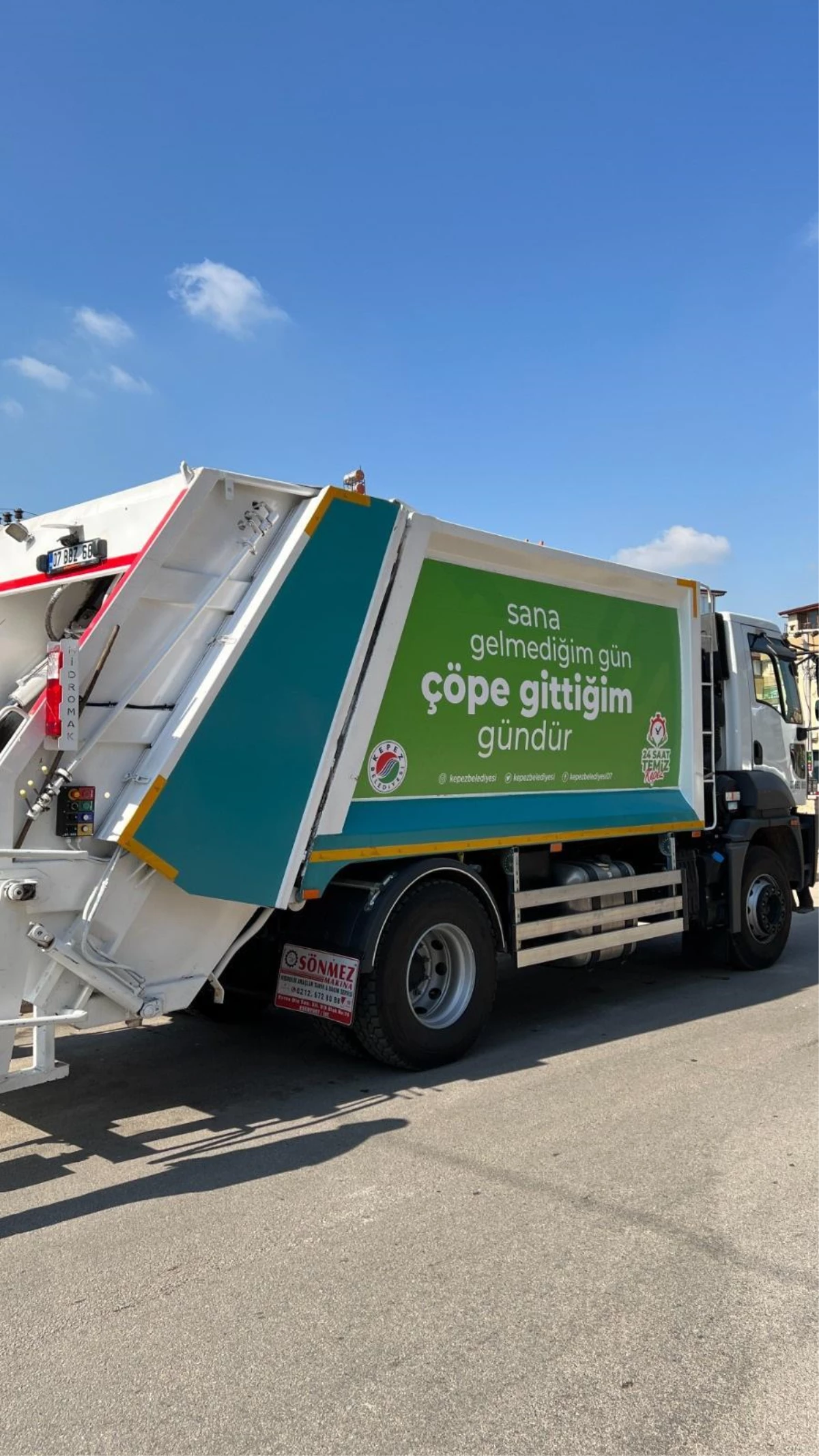Antalya haberleri | Antalya\'da şarkılardan uyarlanan sözlerle süslenen çöp kamyonları gülümsetiyor