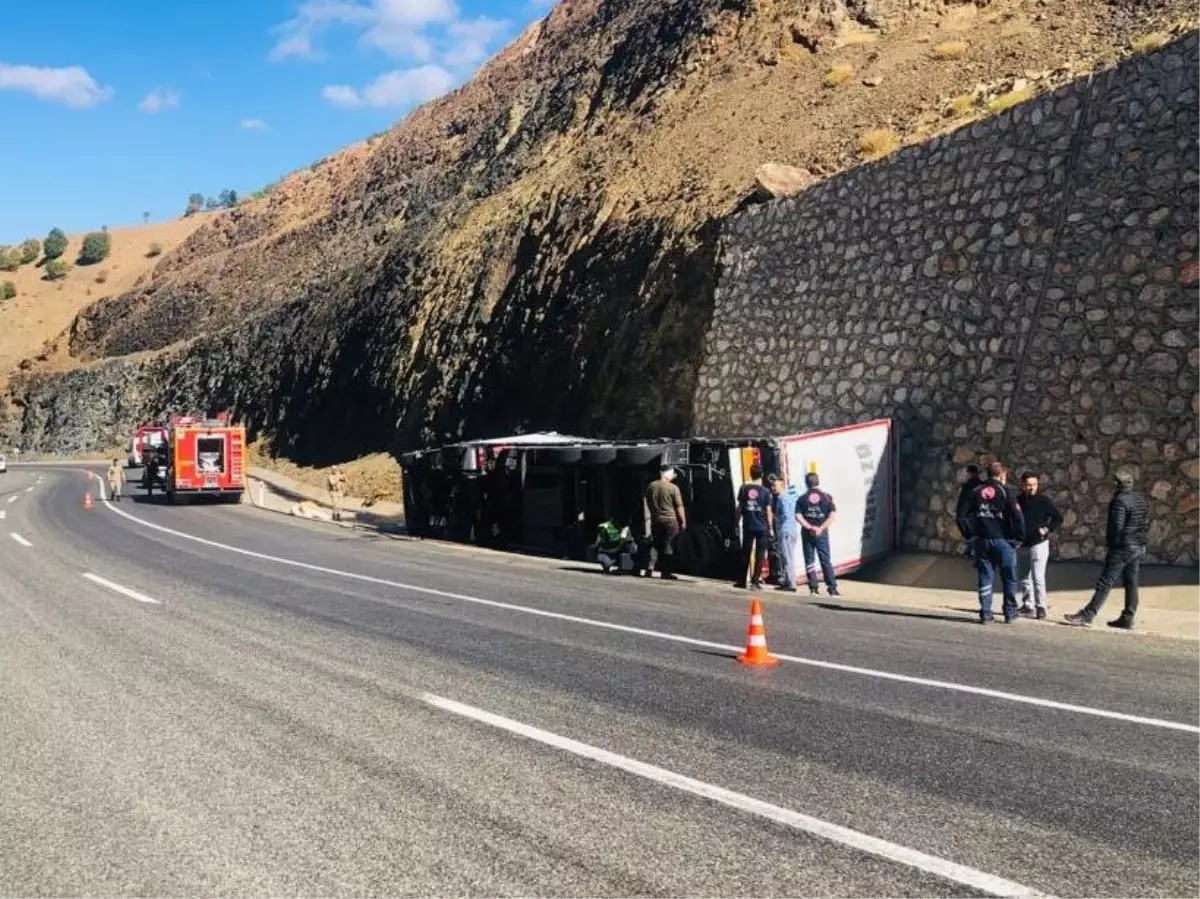 Bingöl gündem haberleri: Bingöl'de devrilen tırdaki 2 kişi yaralandı