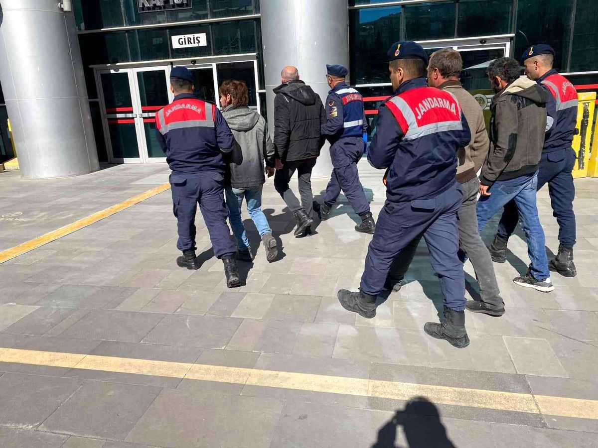 Çalıntı traktör ile yakalanan 4 şüpheliden 1\'i tutuklandı