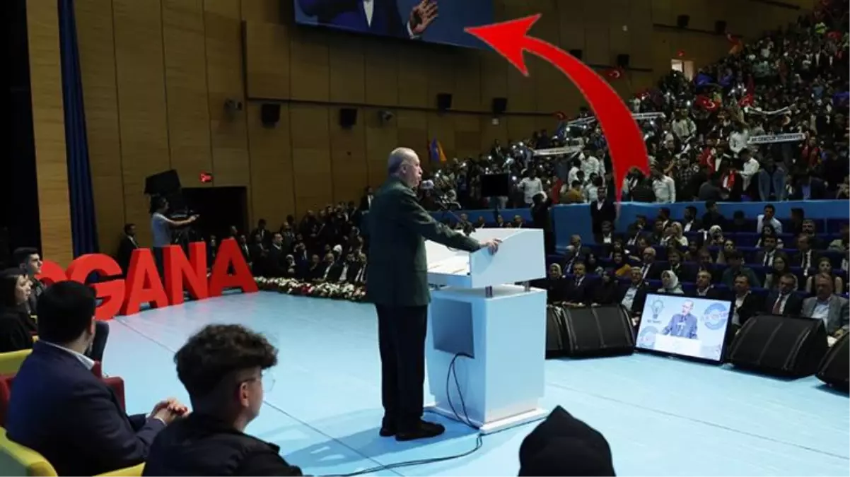 Cumhurbaşkanı Erdoğan\'ın Diyarbakır\'da gençlerle buluşmasında dikkat çeken detay! Rakiplerine böyle mesaj gönderdi