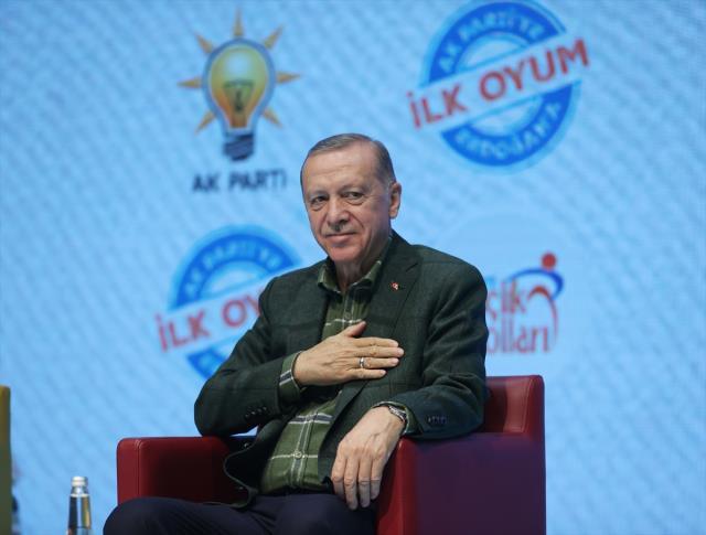 Cumhurbaşkanı Erdoğan'ın Diyarbakır'da gençlerle buluşmasında kimsenin fark etmediği detay! Adeta rakiplerine mesaj gönderdi Cumhurbaşkanı Erdoğan'ın Diyarbakır'da gençlerle buluşmasında kimsenin fark etmediği detay! Adeta rakiplerine mesaj gönderdi