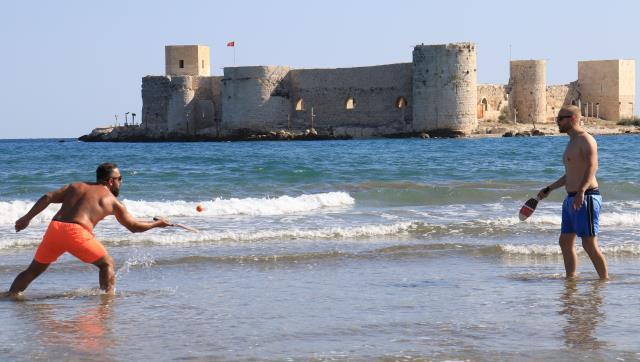 Doğu'da kar ve soğuk, Kızkalesi'nde deniz keyfi