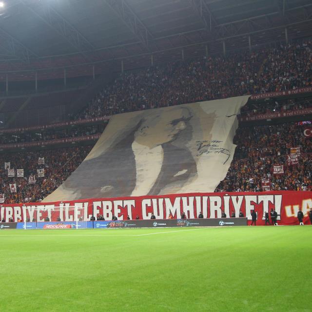 Galatasaray tribünlerinden Cumhuriyetimizin 100. yılı için tüyleri diken diken eden koreografi Galatasaray tribünlerinden Cumhuriyetimizin 100. yılı için tüyleri diken diken eden koreografi