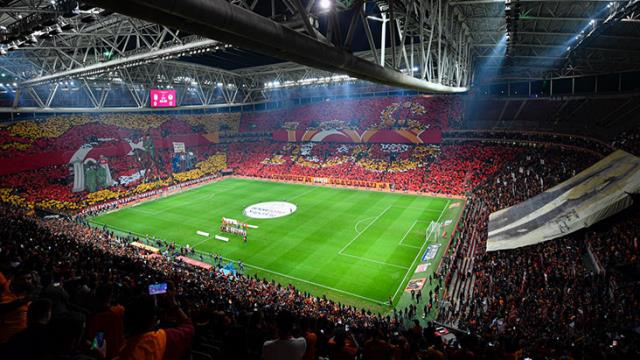 Galatasaray tribünlerinden Cumhuriyetimizin 100. yılı için tüyleri diken diken eden koreografi Galatasaray tribünlerinden Cumhuriyetimizin 100. yılı için tüyleri diken diken eden koreografi