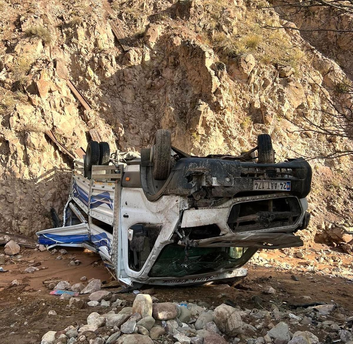 Erzincan haber... İliç\'te kamyonet şarampole uçtu: 1 yaralı