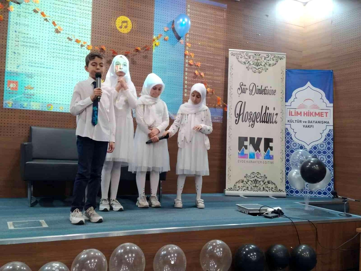 İlim Hikmet Vakfı Öğrencilerinden Duygulu Şiir Dinletisi