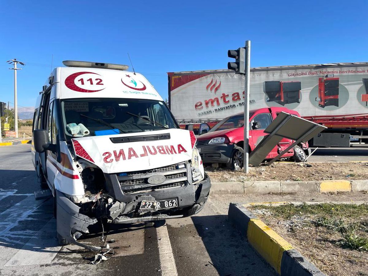 Son dakika haberi! Isparta\'da ambulans ile hafif ticari araç çarpıştı: 1 ölü, 6 yaralı