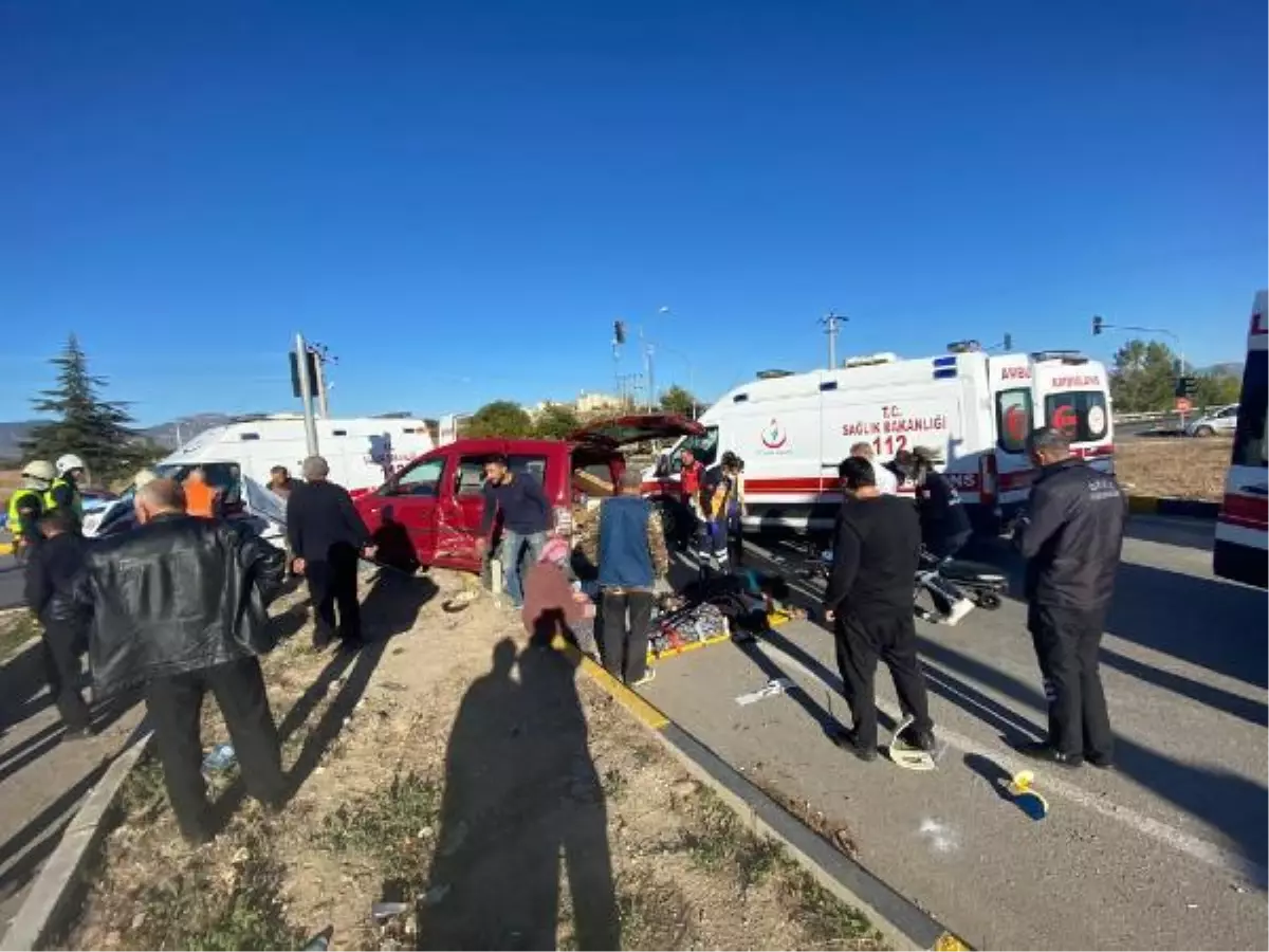 Isparta gündem haberi | Isparta\'da ambulans ile hafif ticari araç çarpıştı: 1 ölü, 6 yaralı