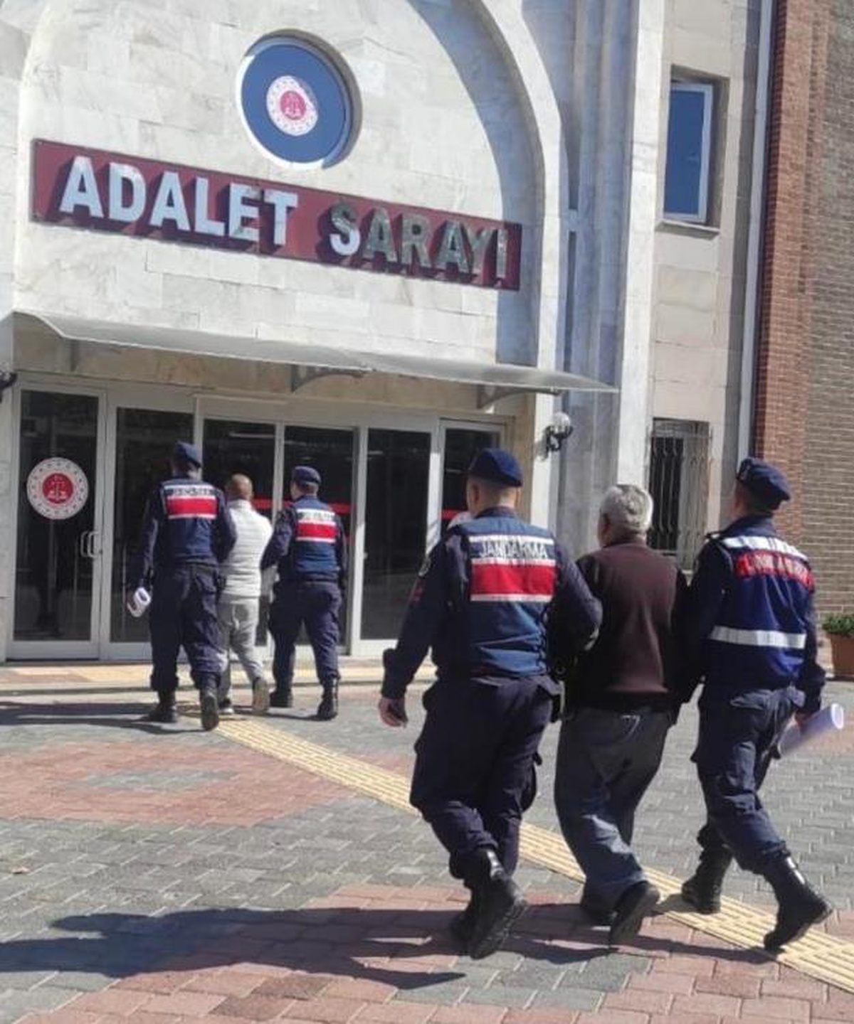 Isparta gündem haberi... Isparta\'da iki tırın yakıt deposundan motorin çaldıkları iddiasıyla 2 şüpheli tutuklandı