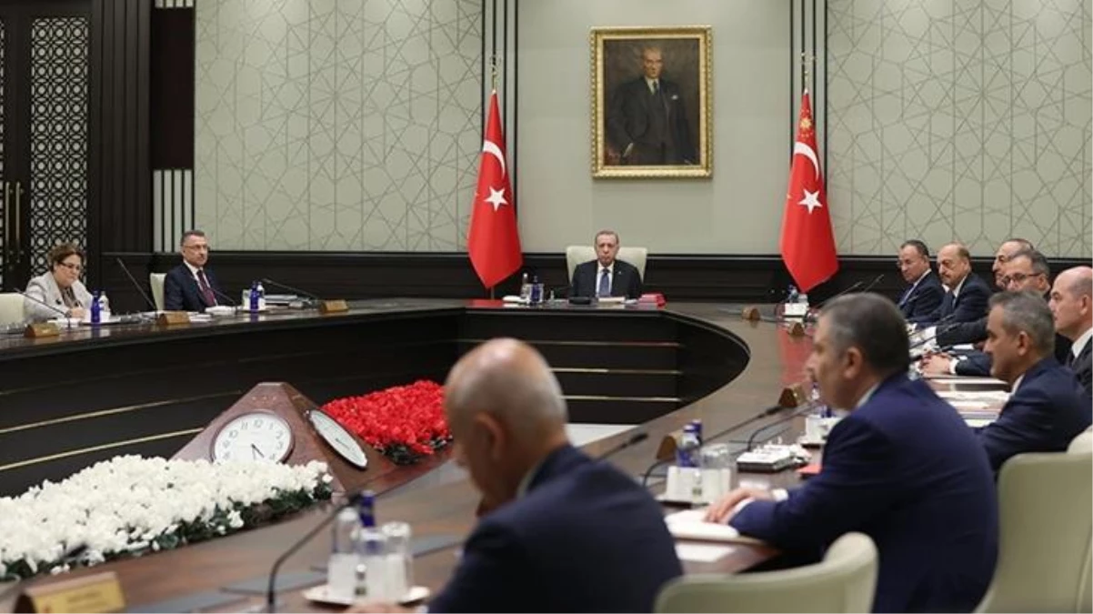 Kabine, Cumhurbaşkanı Erdoğan liderliğinde toplanıyor! Başörtüsü, enflasyonla mücadele ve Yunanistan ile yaşanan Ege gerilimi masada...