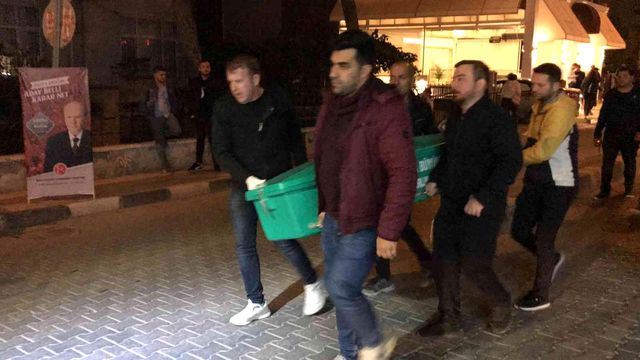 Son dakika 3. sayfa: Manisa'da koca dehşeti: Cinnet getirdi, karısını bıçaklayarak öldürdü Son dakika 3. sayfa: Manisa'da koca dehşeti: Cinnet getirdi, karısını bıçaklayarak öldürdü