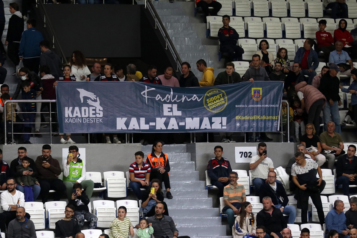 Manisa gündem haberleri: Manisa jandarmasından basketbol maçında "kadına şiddete" karşı pankart