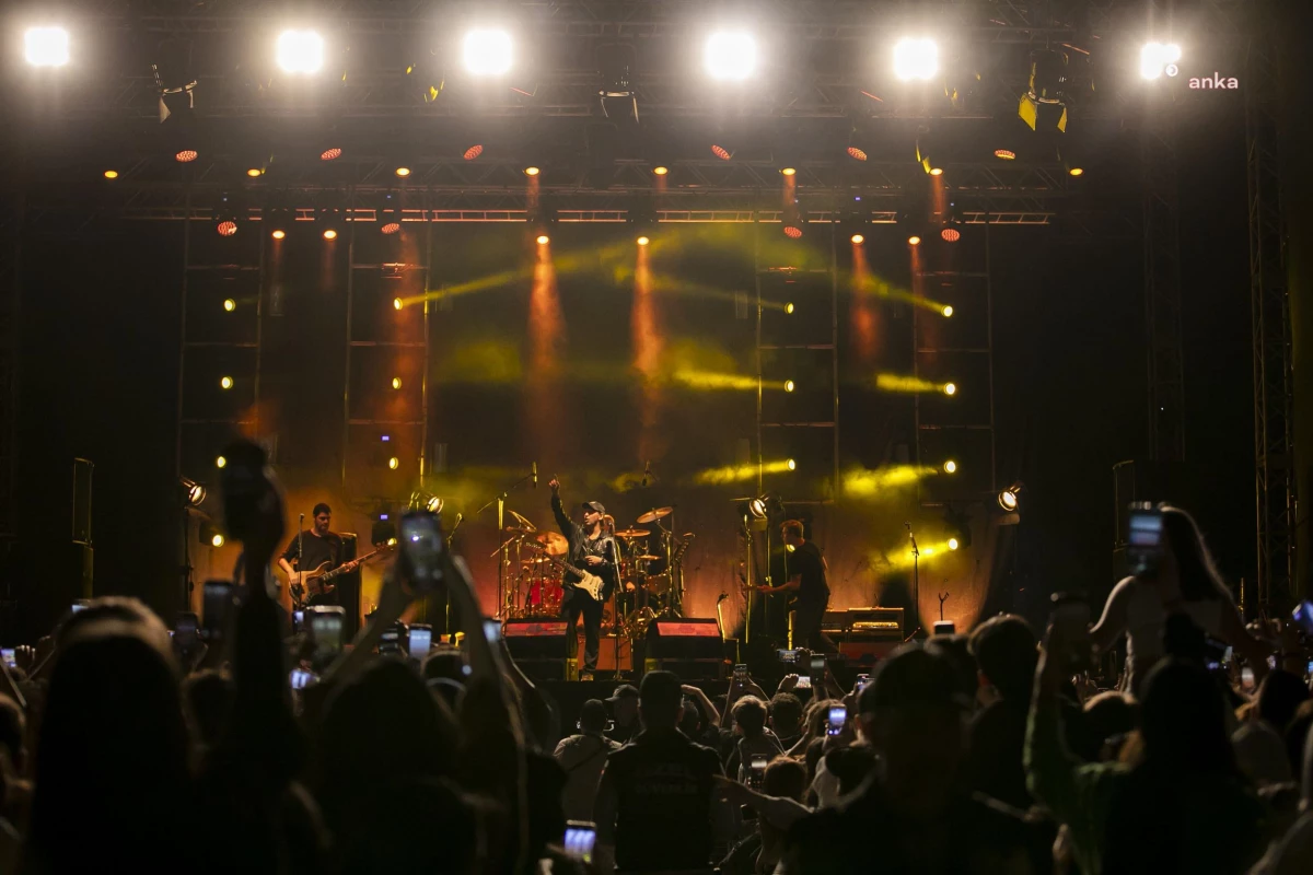 Mersin yerel haberi | Mersin Gençlik Festivali Duman Konseri ile Sona Erdi