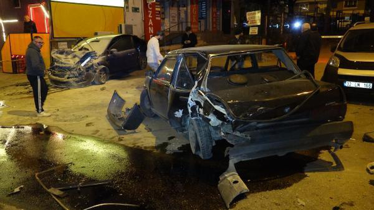 Park ettiği aracında uyurken otomobil çarptı, ekipler araçtan çıkarırken uyandı