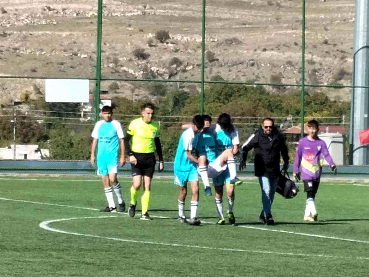 Sahada rahatsızlanan futbolcu ölümden döndü