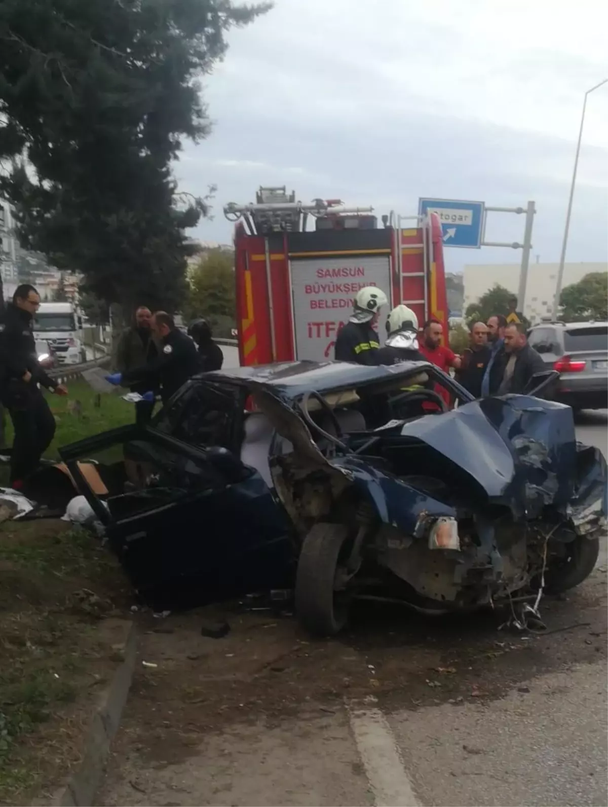 Samsun haberleri | Samsun\'da ağaca çarpan otomobilin sürücüsü öldü, 2 kişi yaralandı