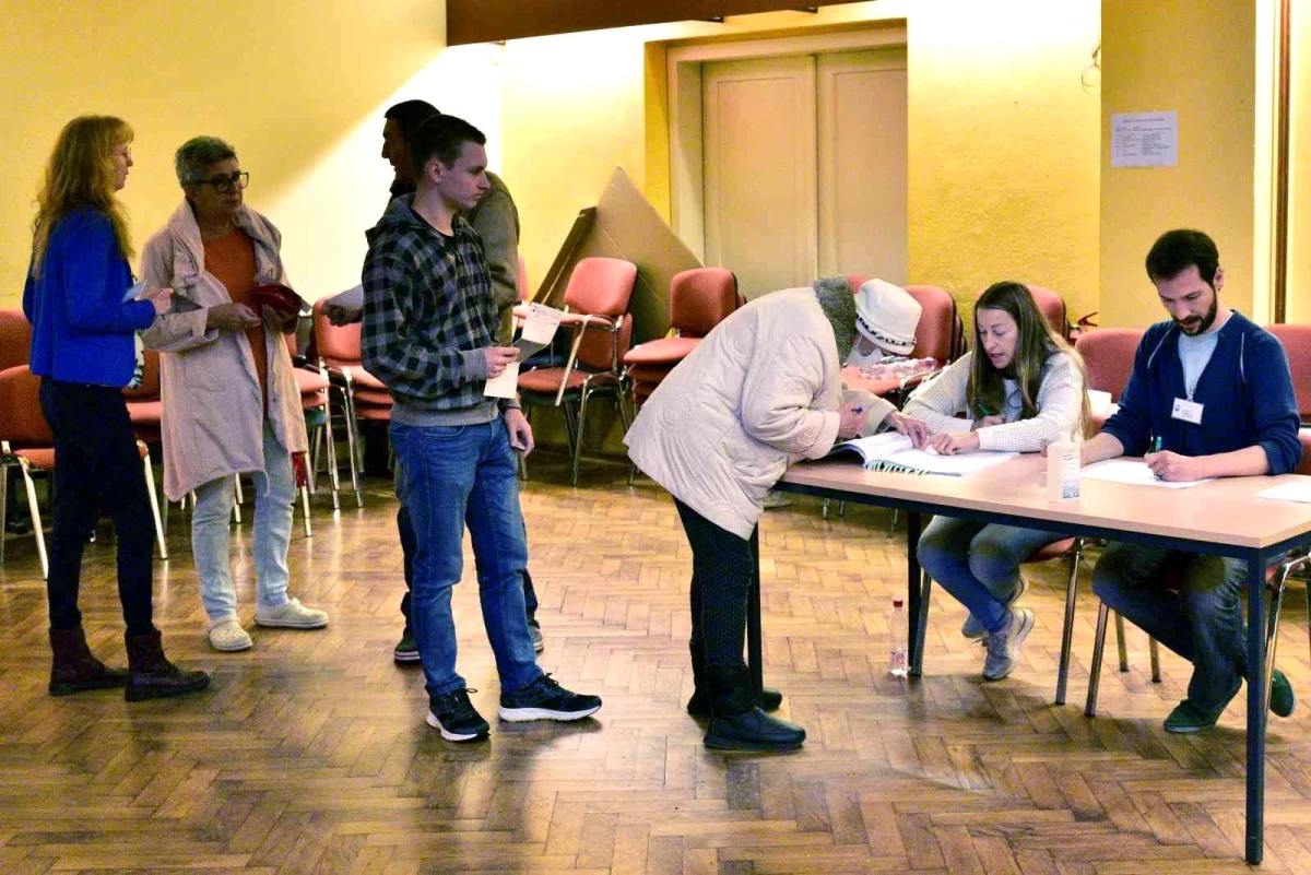 Slovenya\'da halk cumhurbaşkanlığı seçimi için sandık başında