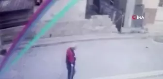 Son dakika haberi! Son anları güvenlik kamerasına yansıdı... 2 gündür aranan yaşlı adam evinin karşısındaki metruk evde ölü bulundu