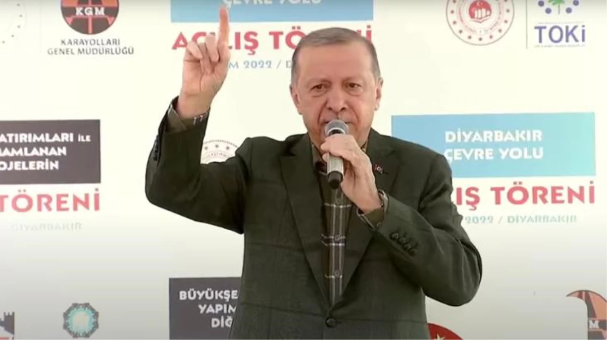 Diyarbakır\'da konuşan Erdoğan\'dan, Selahattin Demirtaş\'a tepki: Zatın Kürtlükle alakası yok ama Kürt kardeşlerimi sömürüyor