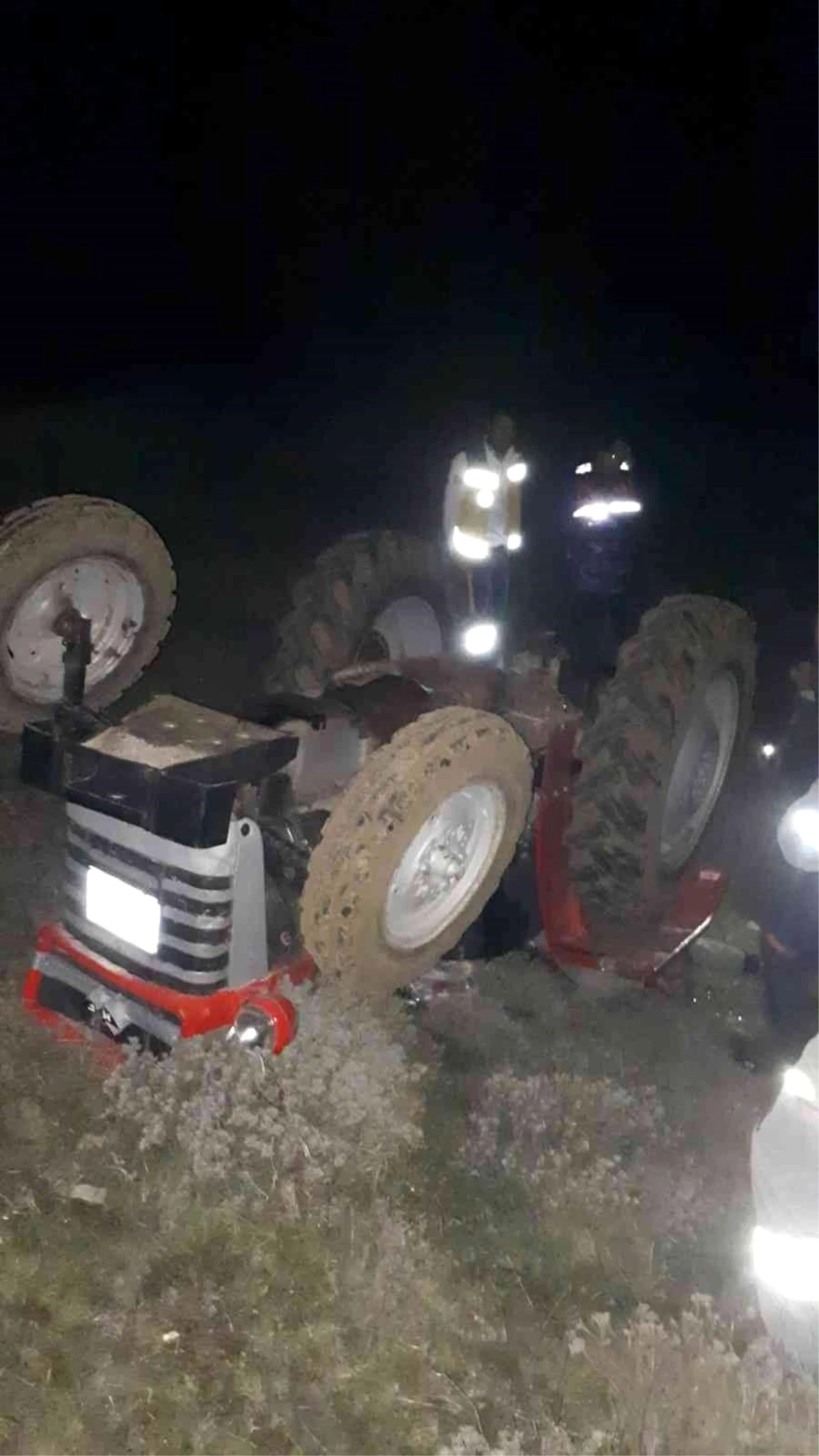 Tarlada devrilen traktörün altında kalan çiftçi hayatını kaybetti