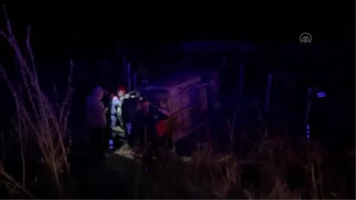 Üzüm bağına devrilen hafif ticari araçtaki 7 kişi yaralandı