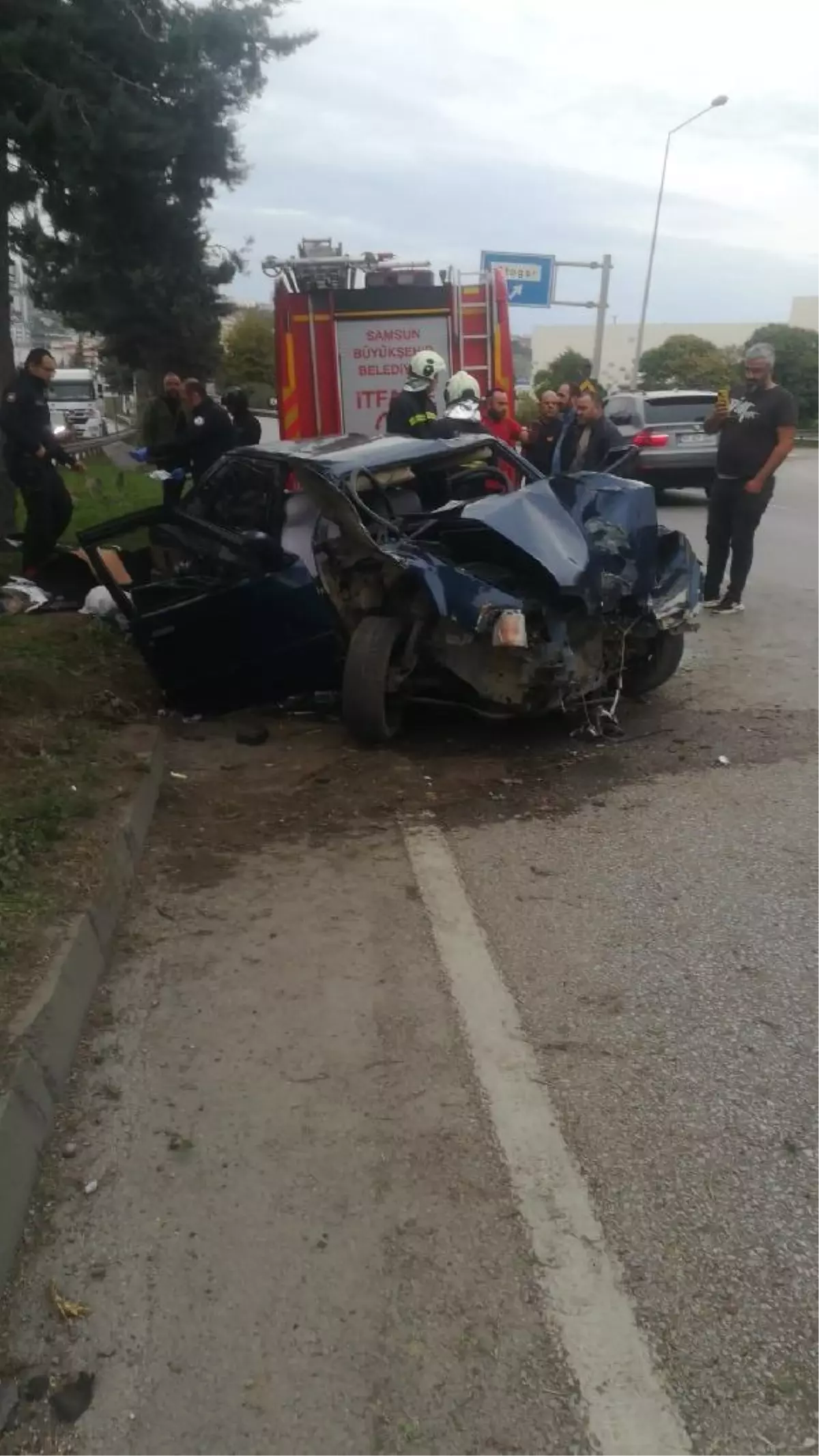 Ağaca çarpan otomobilin sürücüsü öldü, 2 aylık eşi ile arkadaşı yaralı