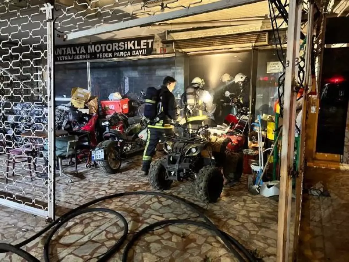 ANTALYA\'DA MOTOSİKLET DÜKKANINDA ÇIKAN YANGIN MADDİ HASARA YOL AÇTI