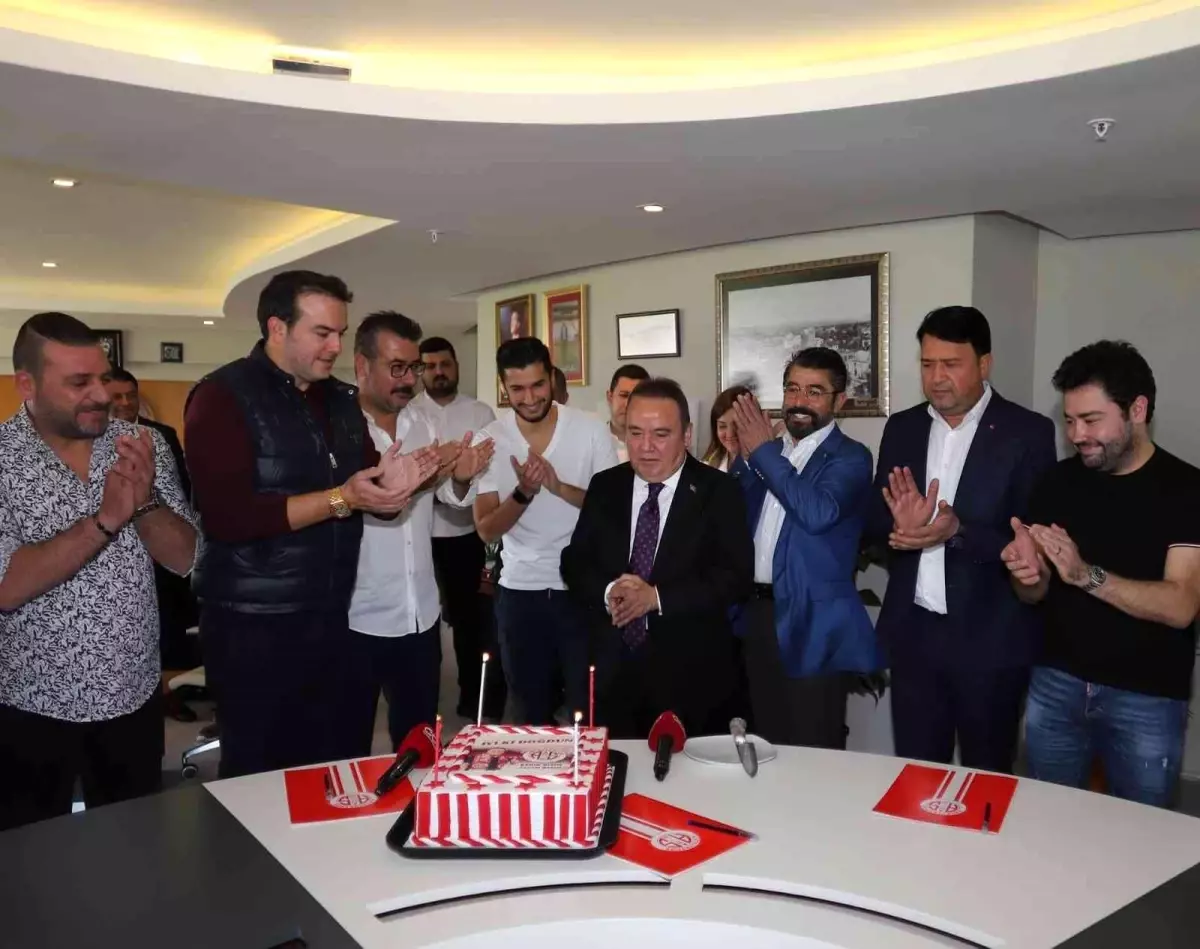 Antalyaspor\'dan, Başkan Böcek\'e doğum günü kutlaması