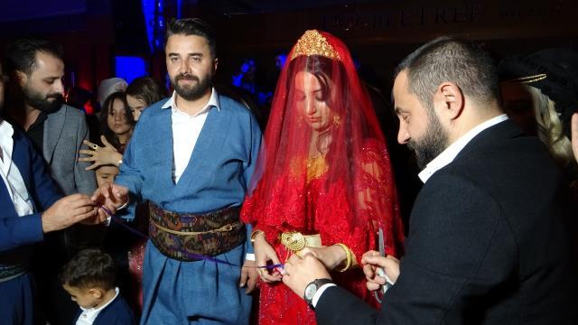 Aşiret düğününde gelin ve damada takılan takı ağızları açık bıraktı! Paraları saya saya bitiremediler Aşiret düğününde gelin ve damada takılan takı ağızları açık bıraktı! Paraları saya saya bitiremediler