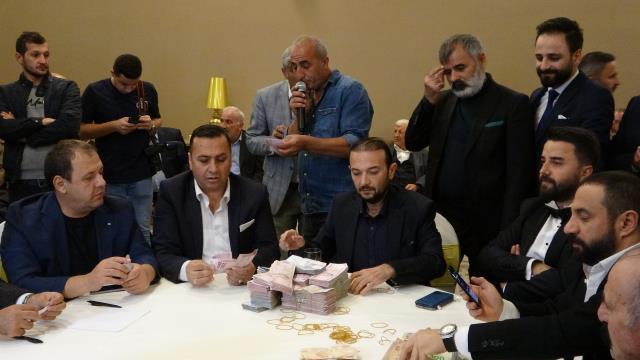 Aşiret düğününde gelin ve damada takılan takı ağızları açık bıraktı! Paraları saya saya bitiremediler Aşiret düğününde gelin ve damada takılan takı ağızları açık bıraktı! Paraları saya saya bitiremediler