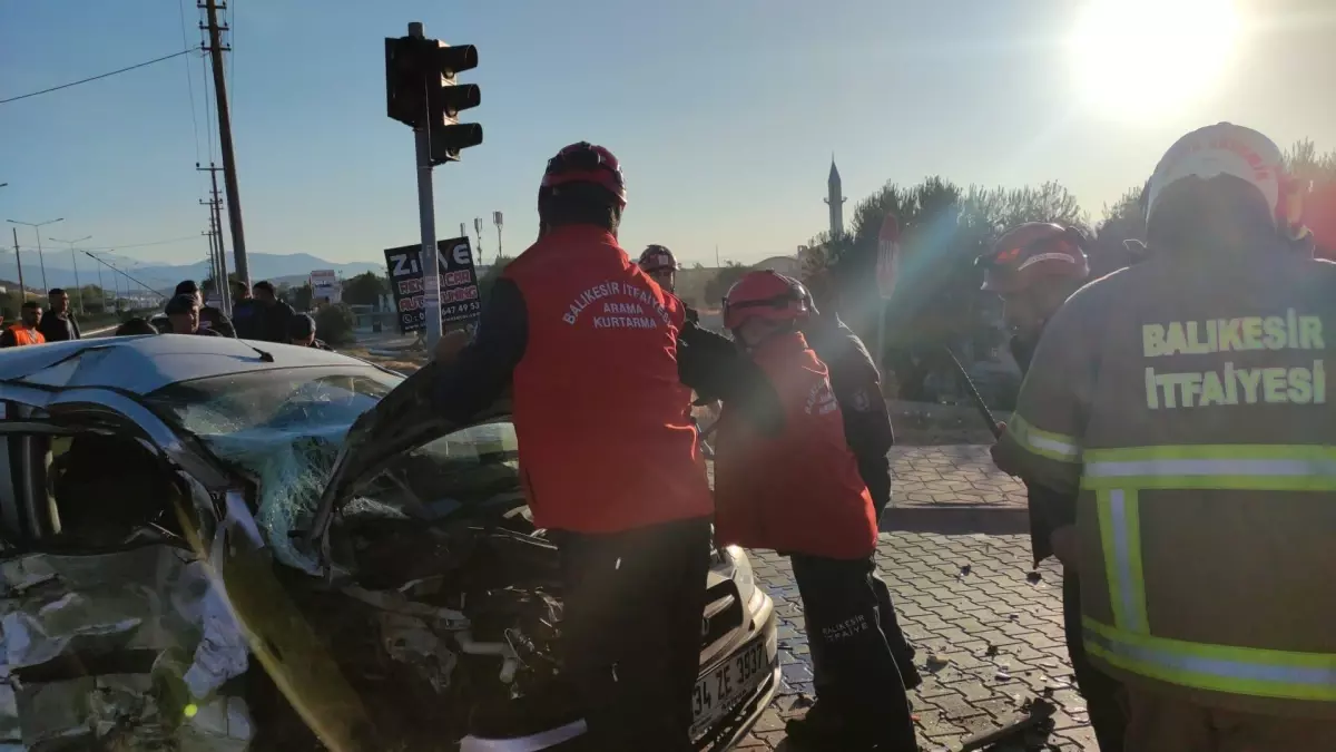 Son dakika haberi... BALIKESİR - Hafif ticari araç ile otomobilin çarpıştığı kazada 1 kişi öldü