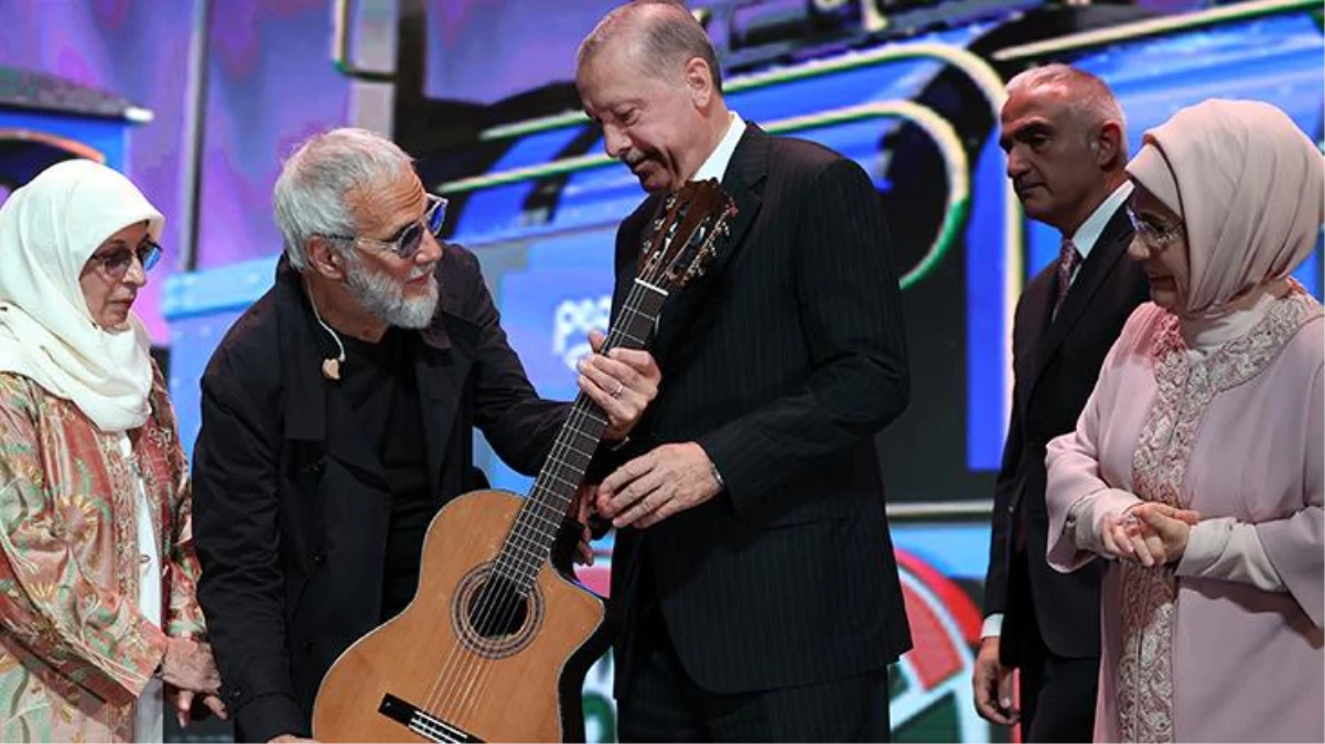 Müzisyen Yusuf İslam, Beştepe konserinden sonra Cumhurbaşkanı Erdoğan\'a gitar hediye etti