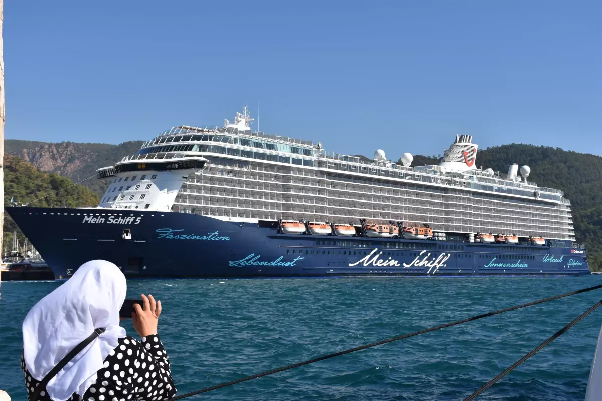 Muğla haberi | Dev kruvaziyer "Mein Schiff 5" Marmaris Limanı\'na yanaştı