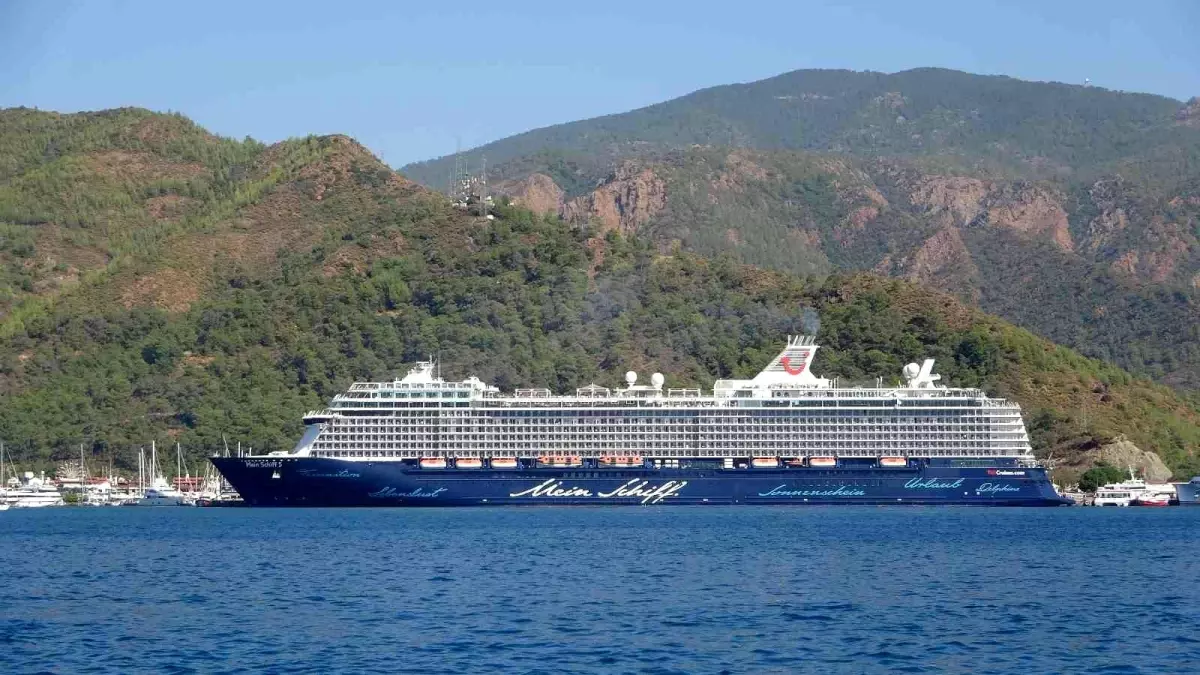 Muğla haber | Dev yolcu gemisi Marmaris\'e demir attı