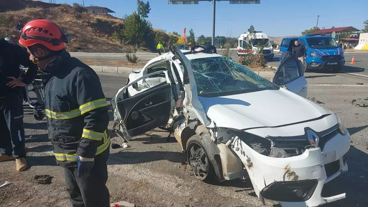 Elazığ haberi: Elazığ\'da iki otomobilin çarpışması sonucu yedi kişi yaralandı