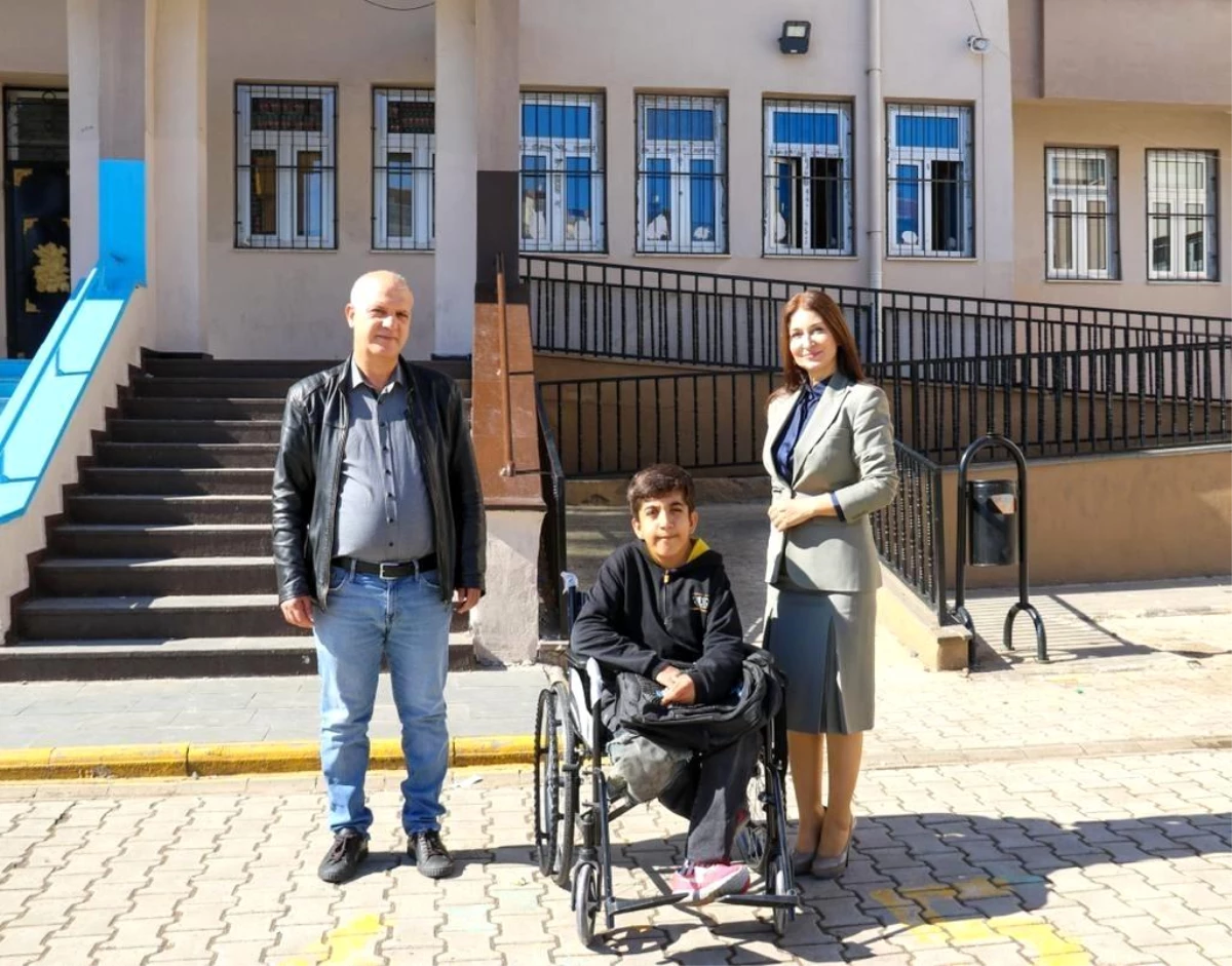 Diyarbakır gündem: Bağlar Belediyesi bedensel engelli çocuğa tekerlekli sandalye hediye etti