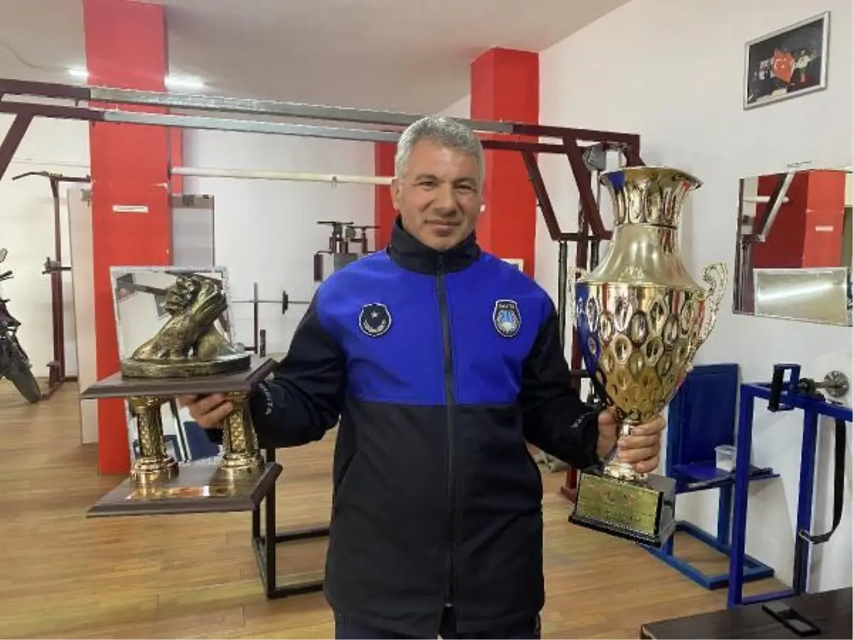 Evinin altındaki depoda turnuvaya hazırlanan zabıta memuru, dünya şampiyonu oldu