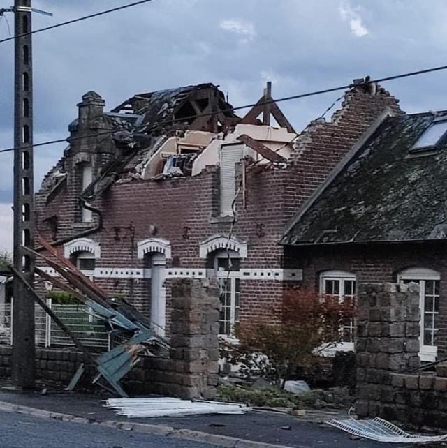 Fransa'nın kuzeyinde Bihucourt'ta hortum nedeniyle onlarca evin çatısı uçtu Fransa'nın kuzeyinde Bihucourt'ta hortum nedeniyle onlarca evin çatısı uçtu