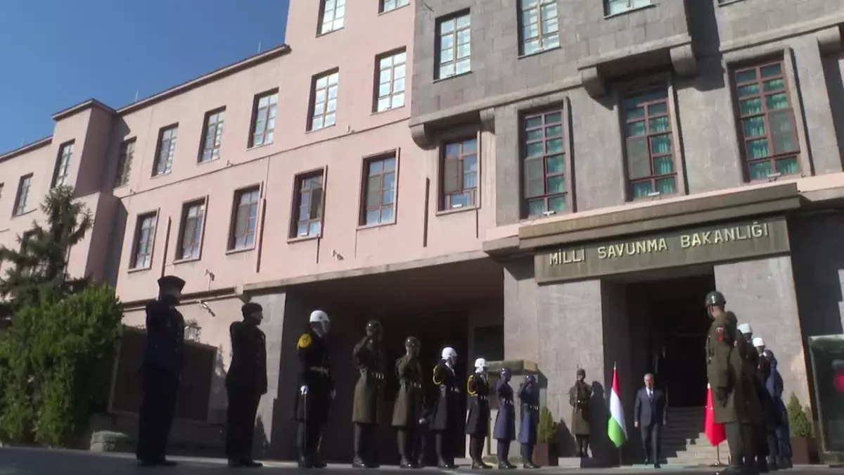 Bakan Akar, Macar mevkidaşı Szalay-Bobrovniczky ile bir araya geldi