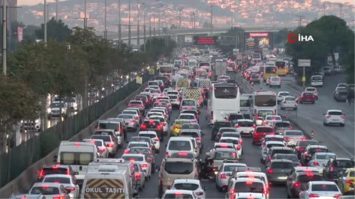 İstanbul\'da haftanın ilk günü trafik yoğunluğu yüzde 51\'e ulaştı
