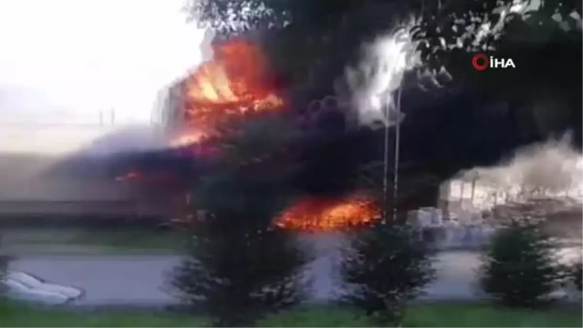 Kocaeli haberleri... Kocaeli\'de bir petrol firması alevlere teslim oldu... Dumanlar gökyüzünü kapladı