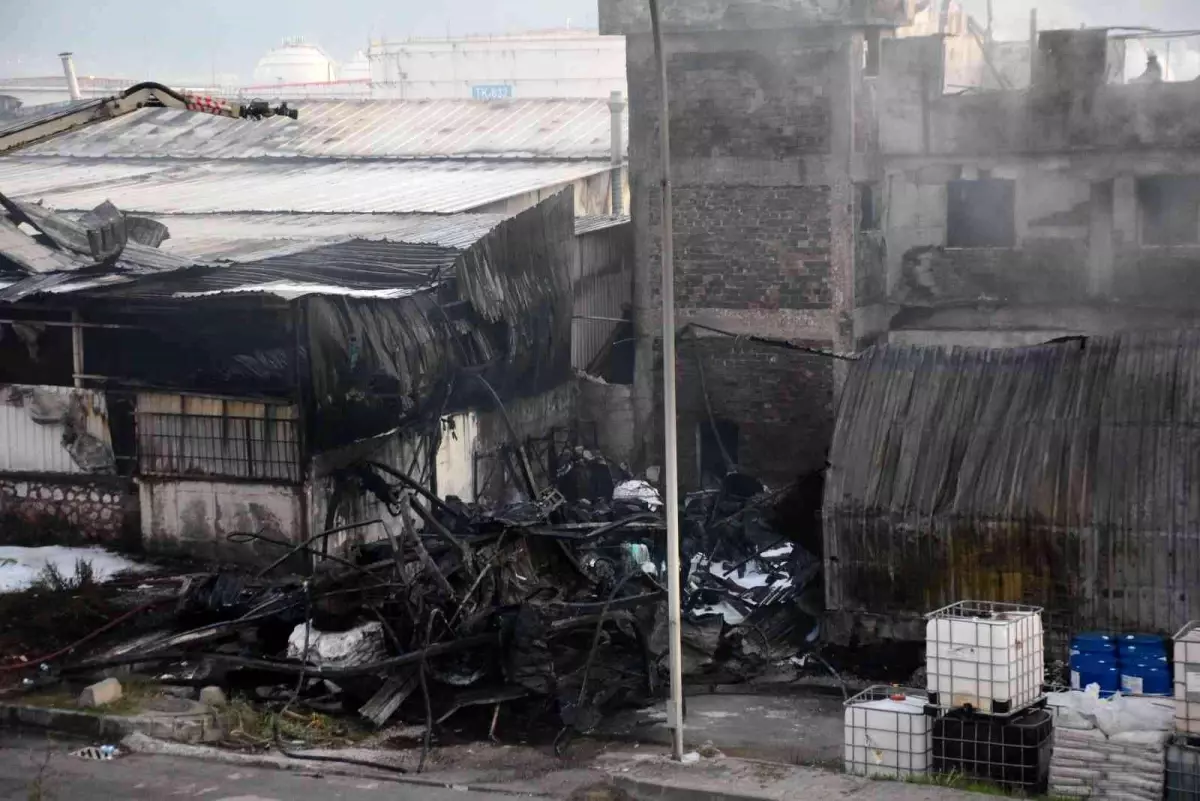 Son dakika haber... Kocaeli\'de kimyevi depolama tesisinde çıkan yangın söndürüldü